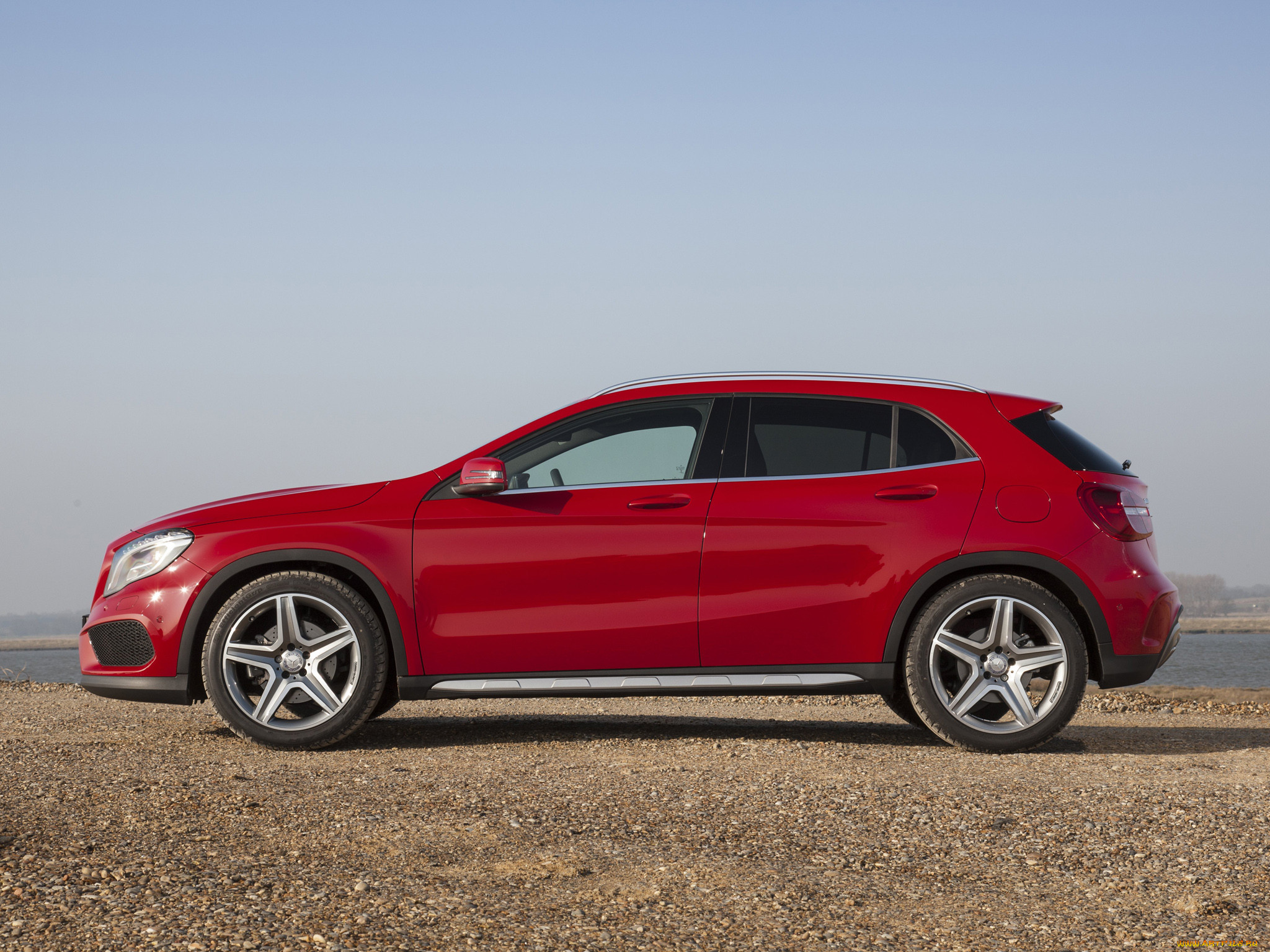 Mercedes Benz GLA 250 красный